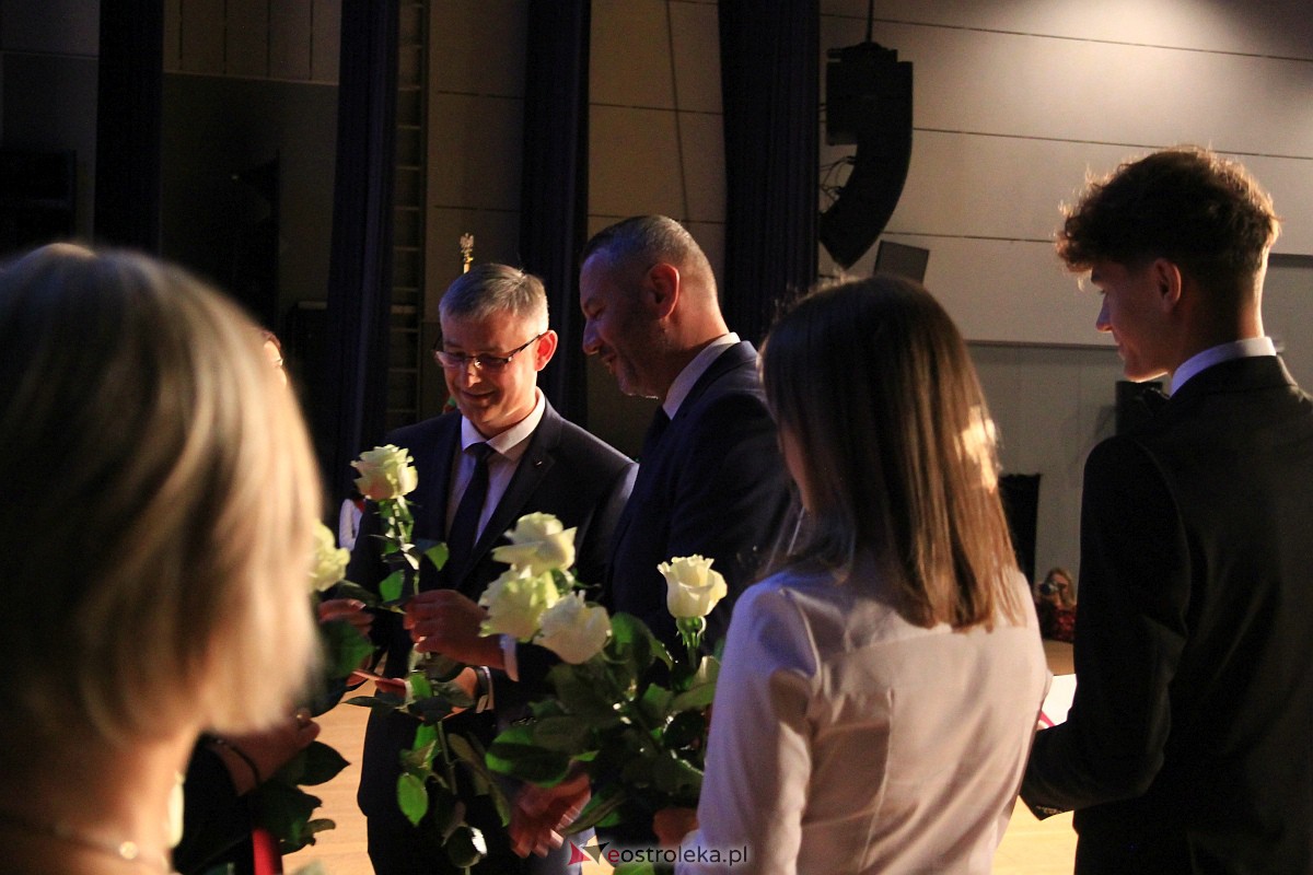 Jubileusz 35-lecia II Liceum Ogólnokształcącego im. Cypriana Kamila Norwida w Ostrołęce [13.10.2023] - zdjęcie #15 - eOstroleka.pl