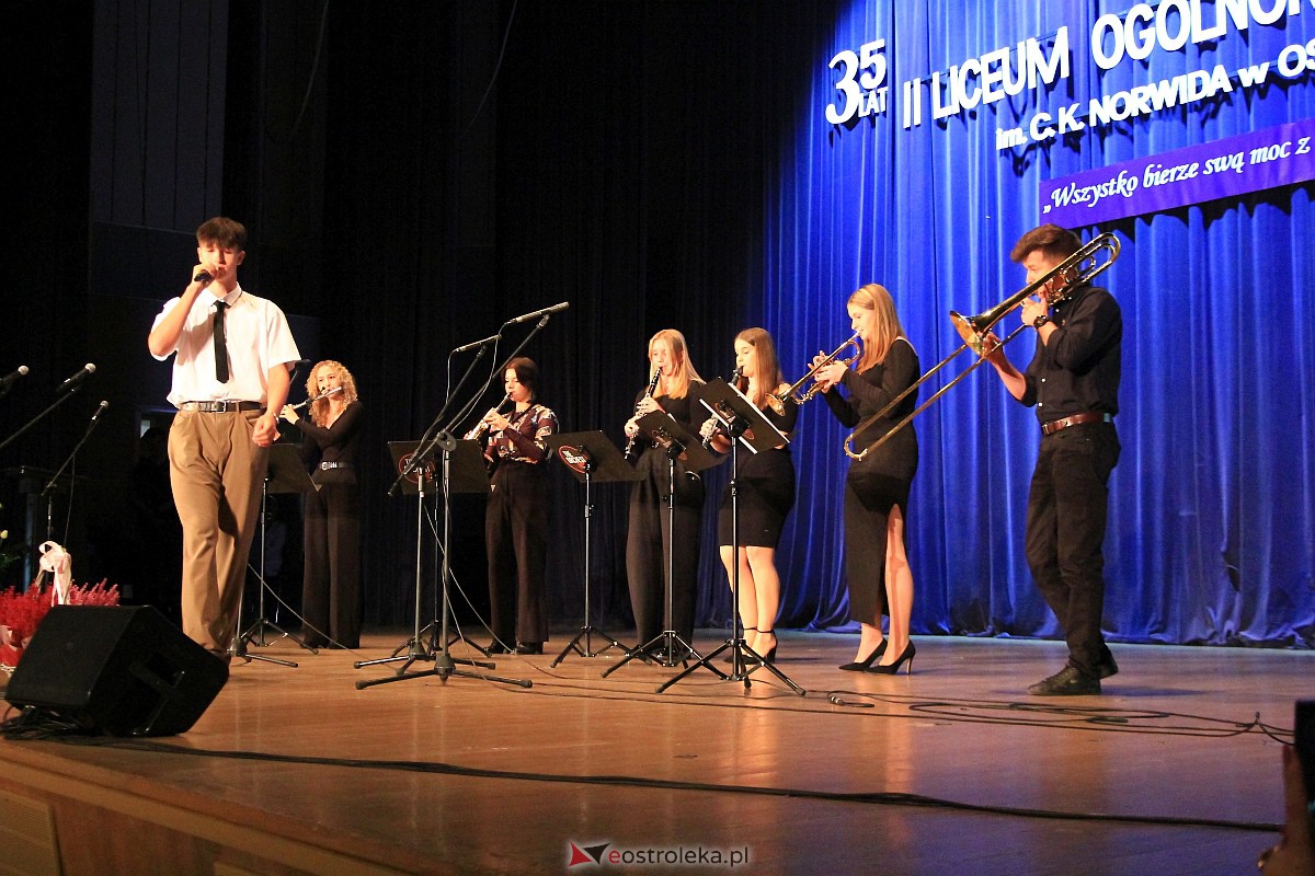 Jubileusz 35-lecia II Liceum Ogólnokształcącego im. Cypriana Kamila Norwida w Ostrołęce [13.10.2023] - zdjęcie #64 - eOstroleka.pl