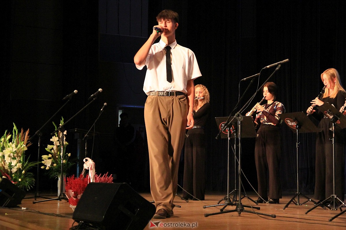 Jubileusz 35-lecia II Liceum Ogólnokształcącego im. Cypriana Kamila Norwida w Ostrołęce [13.10.2023] - zdjęcie #61 - eOstroleka.pl