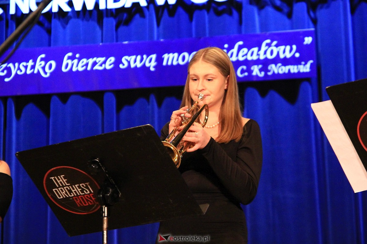 Jubileusz 35-lecia II Liceum Ogólnokształcącego im. Cypriana Kamila Norwida w Ostrołęce [13.10.2023] - zdjęcie #49 - eOstroleka.pl