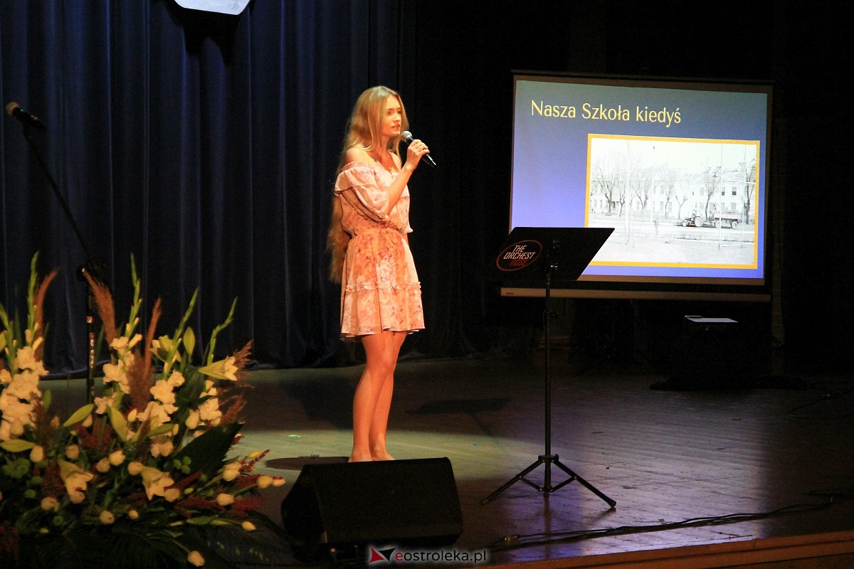 Jubileusz 35-lecia II Liceum Ogólnokształcącego im. Cypriana Kamila Norwida w Ostrołęce [13.10.2023] - zdjęcie #26 - eOstroleka.pl