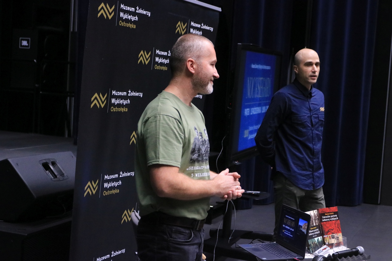 Mariusz Solecki w Muzeum Żołnierzy Wyklętych [13.10.2023] - zdjęcie #24 - eOstroleka.pl