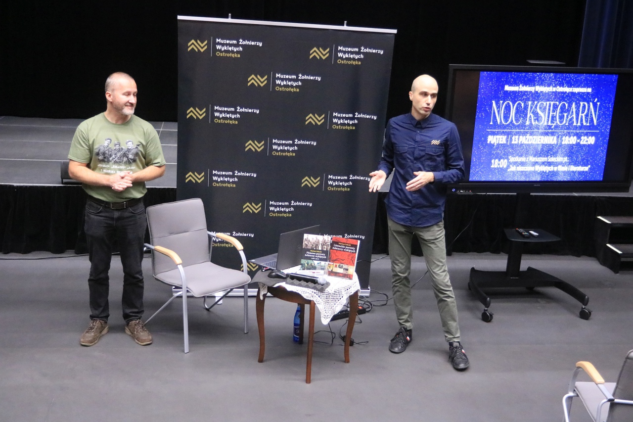 Mariusz Solecki w Muzeum Żołnierzy Wyklętych [13.10.2023] - zdjęcie #20 - eOstroleka.pl
