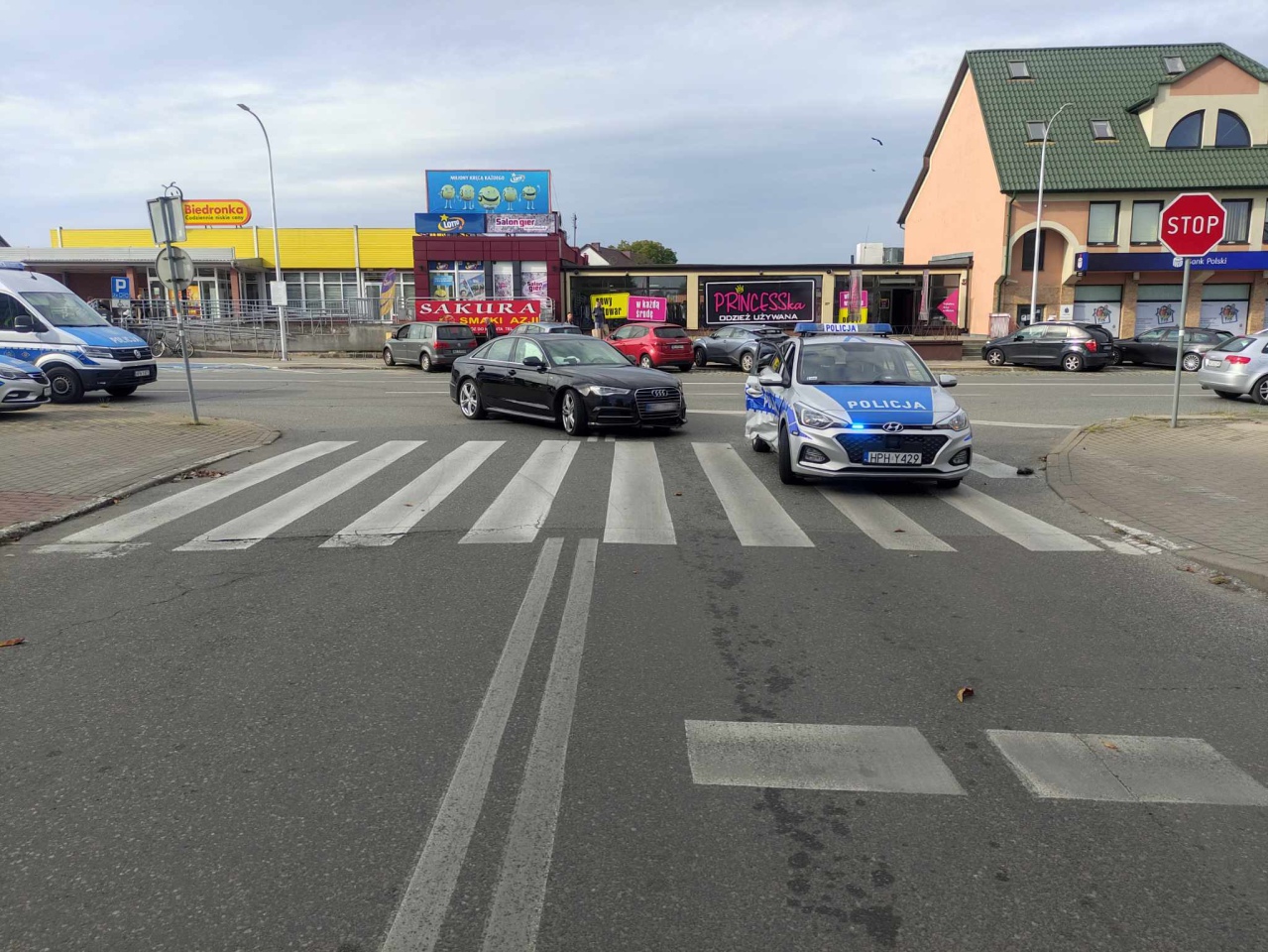Kraksa z radiowozem w centrum Ostrołęki [14.10.2023] - zdjęcie #12 - eOstroleka.pl