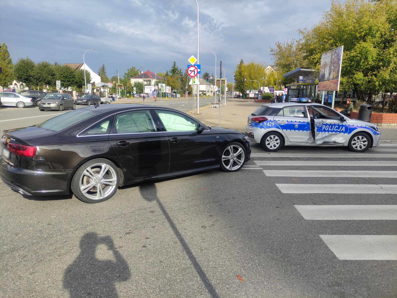 Kraksa z radiowozem w centrum Ostrołęki [14.10.2023] - zdjęcie #11 - eOstroleka.pl