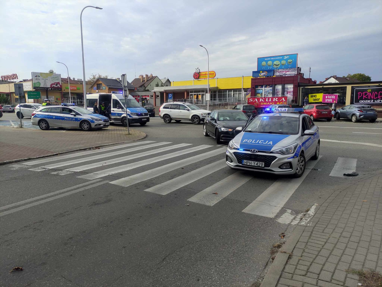 Kraksa z radiowozem w centrum Ostrołęki [14.10.2023] - zdjęcie #10 - eOstroleka.pl