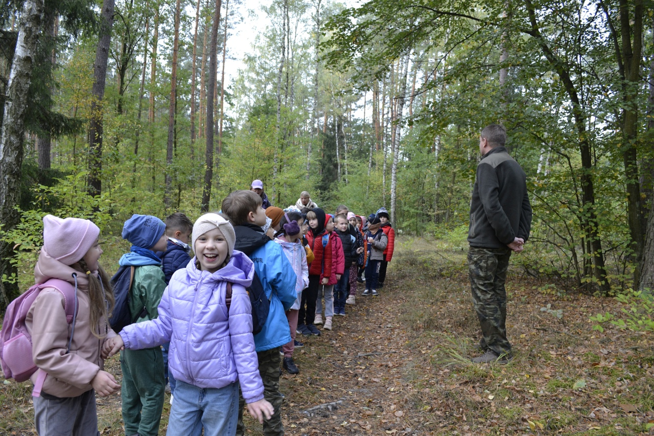 Leśna przygoda uczniów SP 10 [11.10.2023] - zdjęcie #1 - eOstroleka.pl