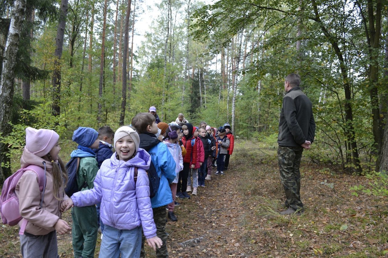 Leśna przygoda uczniów SP 10 [11.10.2023] - zdjęcie #55 - eOstroleka.pl