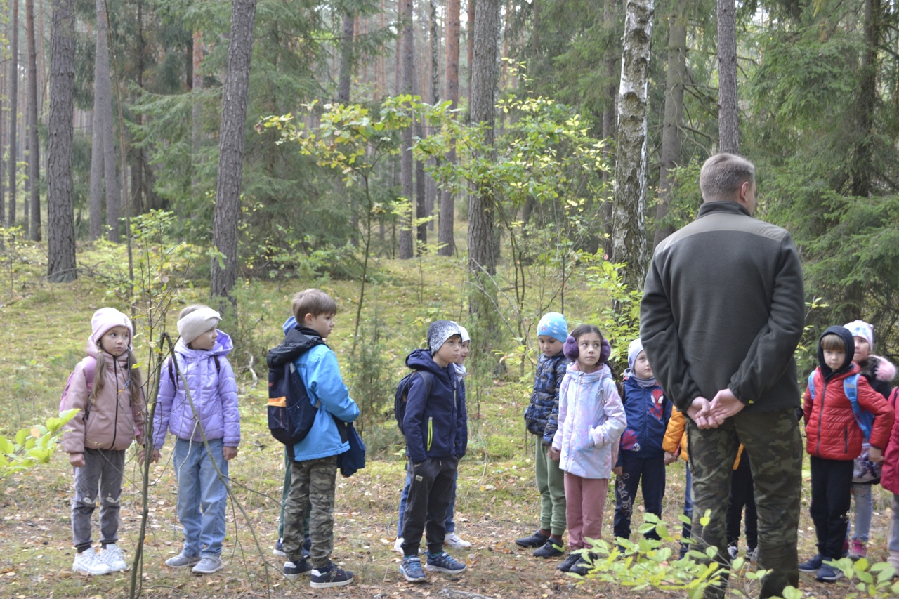 Leśna przygoda uczniów SP 10 [11.10.2023] - zdjęcie #2 - eOstroleka.pl
