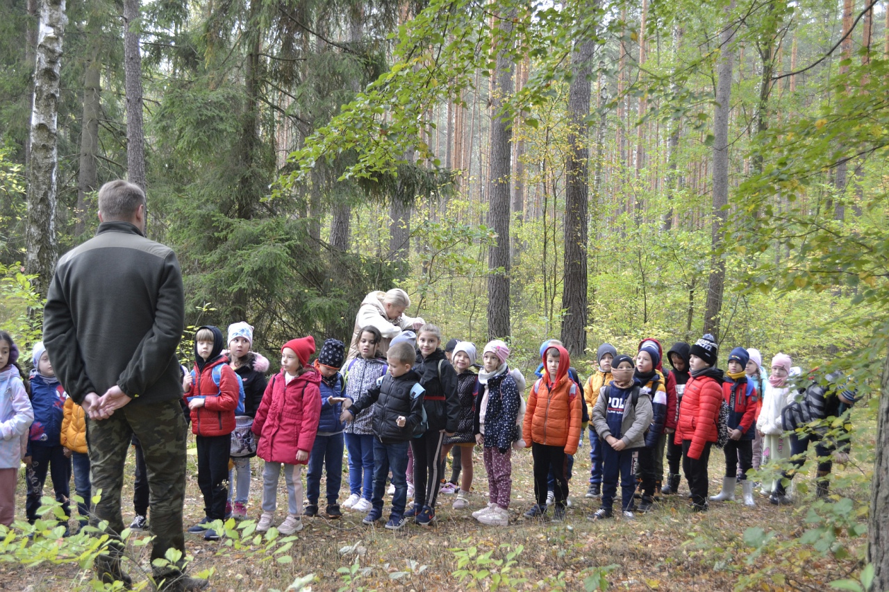 Leśna przygoda uczniów SP 10 [11.10.2023] - zdjęcie #3 - eOstroleka.pl