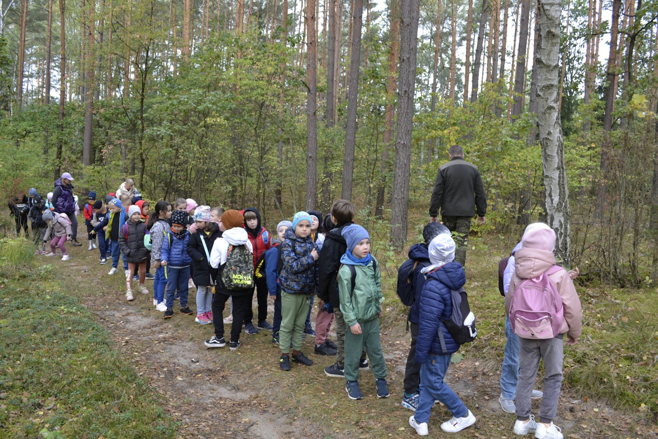 Leśna przygoda uczniów SP 10 [11.10.2023] - zdjęcie #4 - eOstroleka.pl