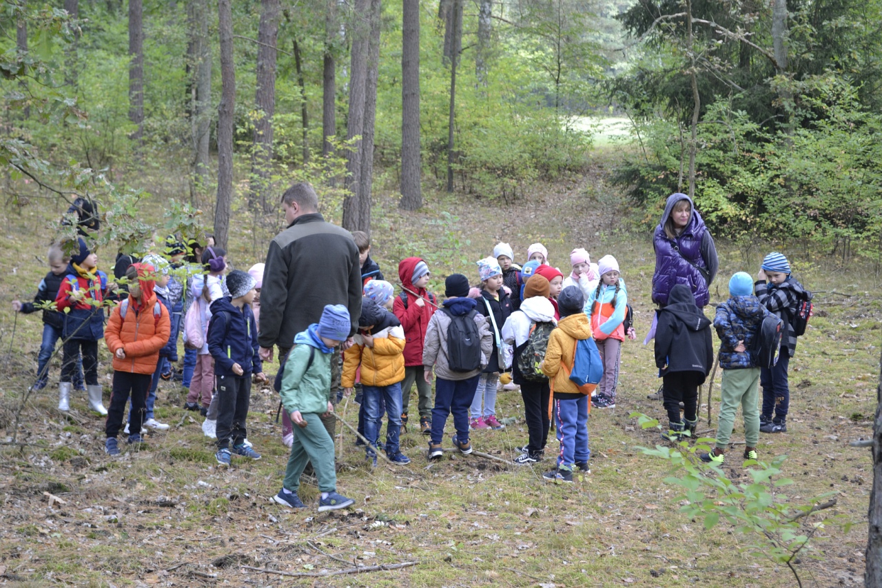 Leśna przygoda uczniów SP 10 [11.10.2023] - zdjęcie #16 - eOstroleka.pl