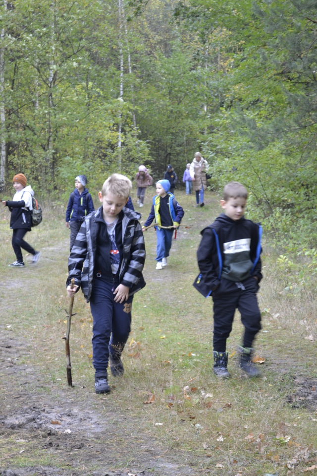 Leśna przygoda uczniów SP 10 [11.10.2023] - zdjęcie #23 - eOstroleka.pl