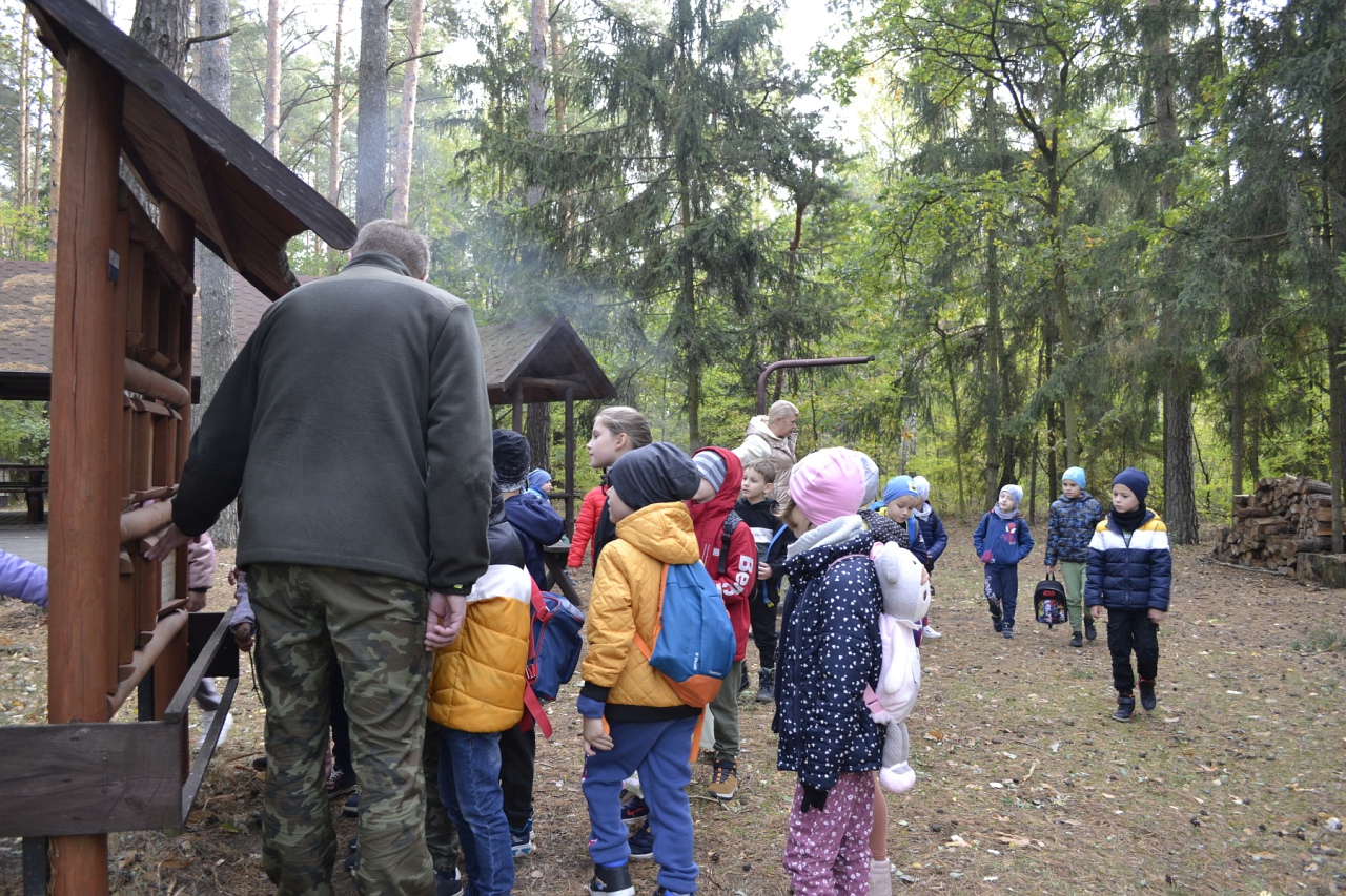Leśna przygoda uczniów SP 10 [11.10.2023] - zdjęcie #25 - eOstroleka.pl
