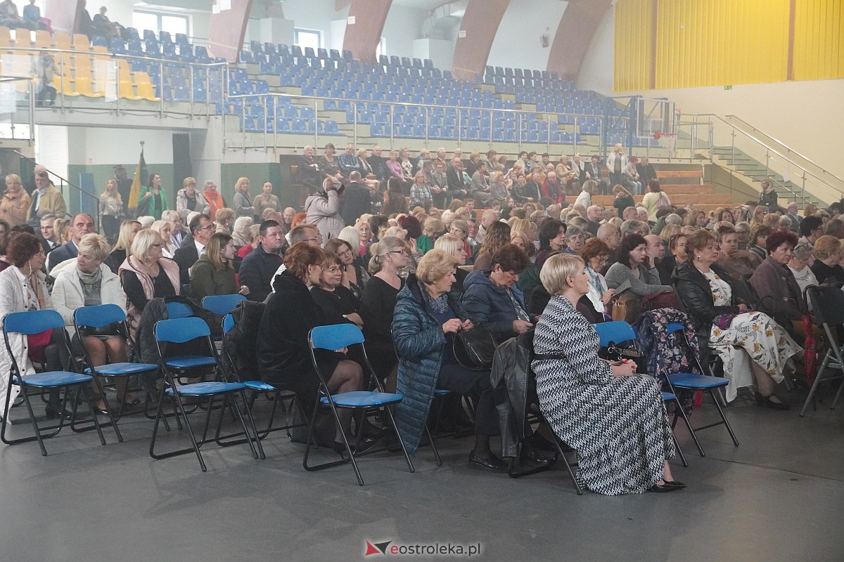 Dzień Nauczyciela w Ostrołęce. Wyróżnienia i koncert Najpiękniejsze melodie świata[16.10.2023] - zdjęcie #131 - eOstroleka.pl