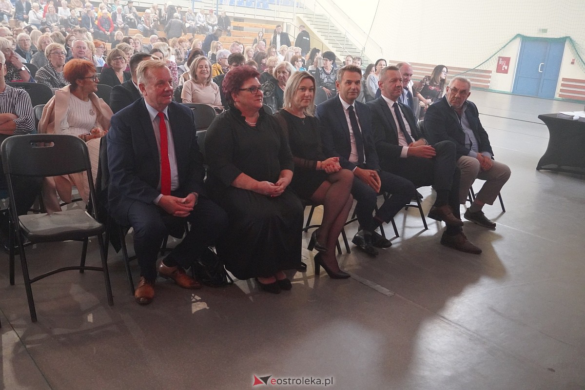 Dzień Nauczyciela w Ostrołęce. Wyróżnienia i koncert Najpiękniejsze melodie świata[16.10.2023] - zdjęcie #122 - eOstroleka.pl