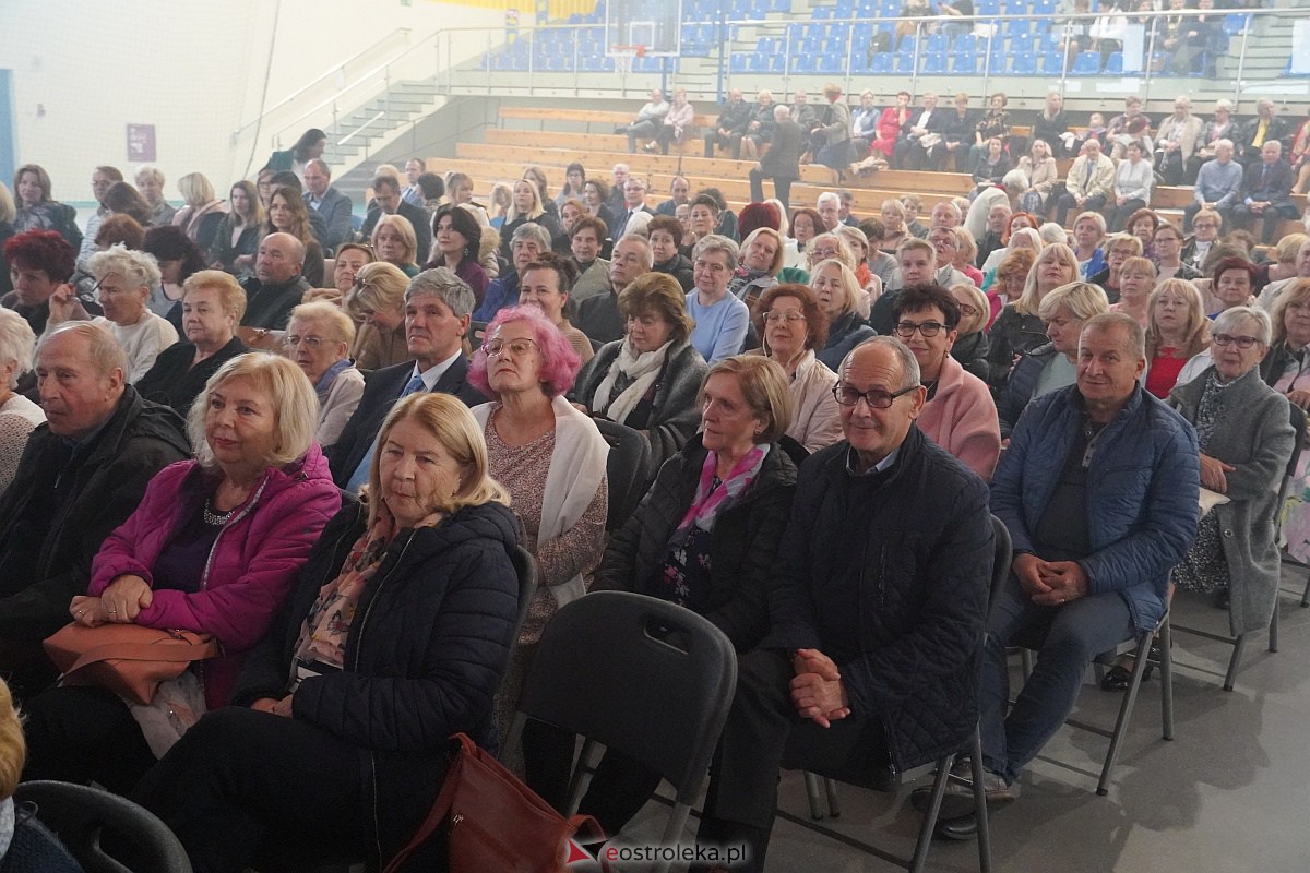 Dzień Nauczyciela w Ostrołęce. Wyróżnienia i koncert Najpiękniejsze melodie świata[16.10.2023] - zdjęcie #119 - eOstroleka.pl