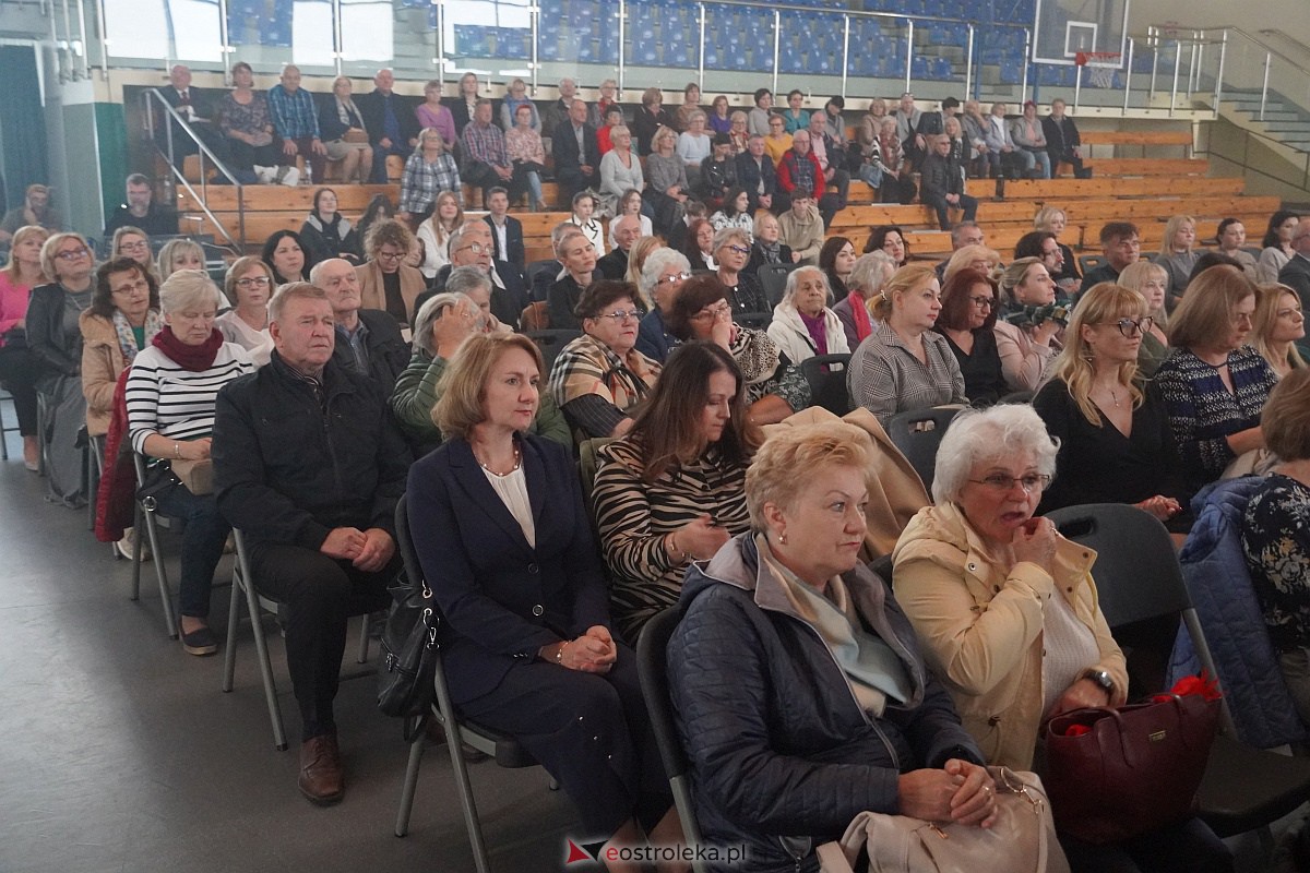 Dzień Nauczyciela w Ostrołęce. Wyróżnienia i koncert Najpiękniejsze melodie świata[16.10.2023] - zdjęcie #115 - eOstroleka.pl