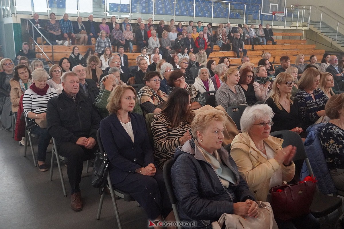 Dzień Nauczyciela w Ostrołęce. Wyróżnienia i koncert Najpiękniejsze melodie świata[16.10.2023] - zdjęcie #114 - eOstroleka.pl