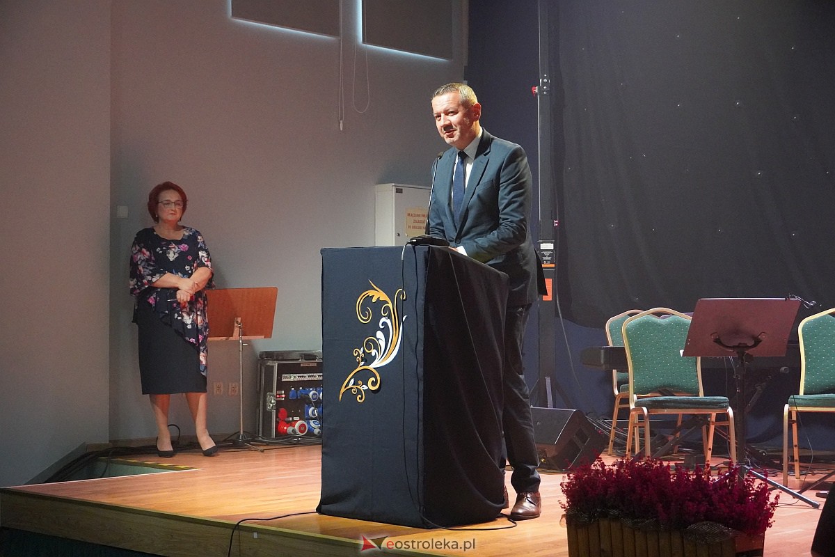 Dzień Nauczyciela w Ostrołęce. Wyróżnienia i koncert Najpiękniejsze melodie świata[16.10.2023] - zdjęcie #109 - eOstroleka.pl