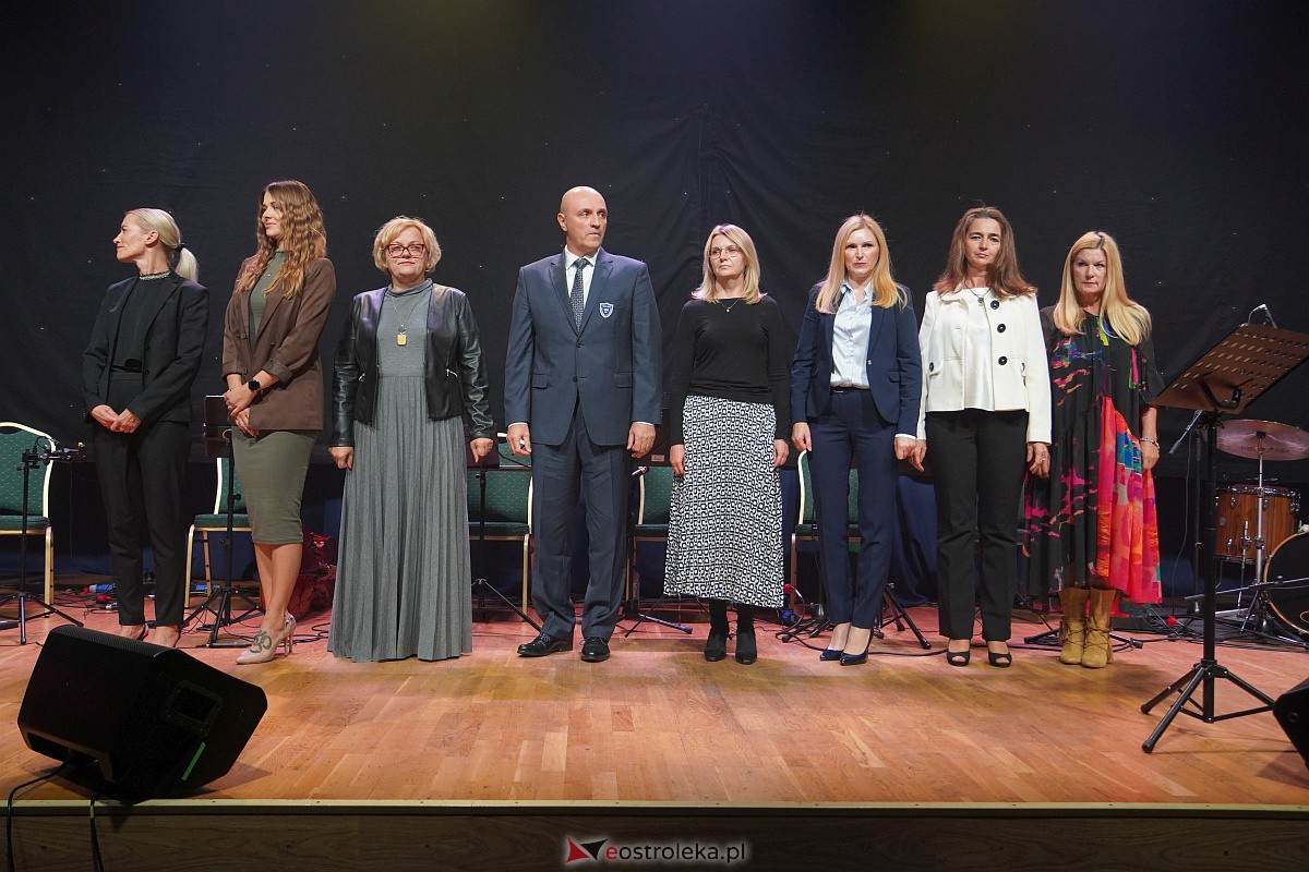 Dzień Nauczyciela w Ostrołęce. Wyróżnienia i koncert Najpiękniejsze melodie świata[16.10.2023] - zdjęcie #107 - eOstroleka.pl