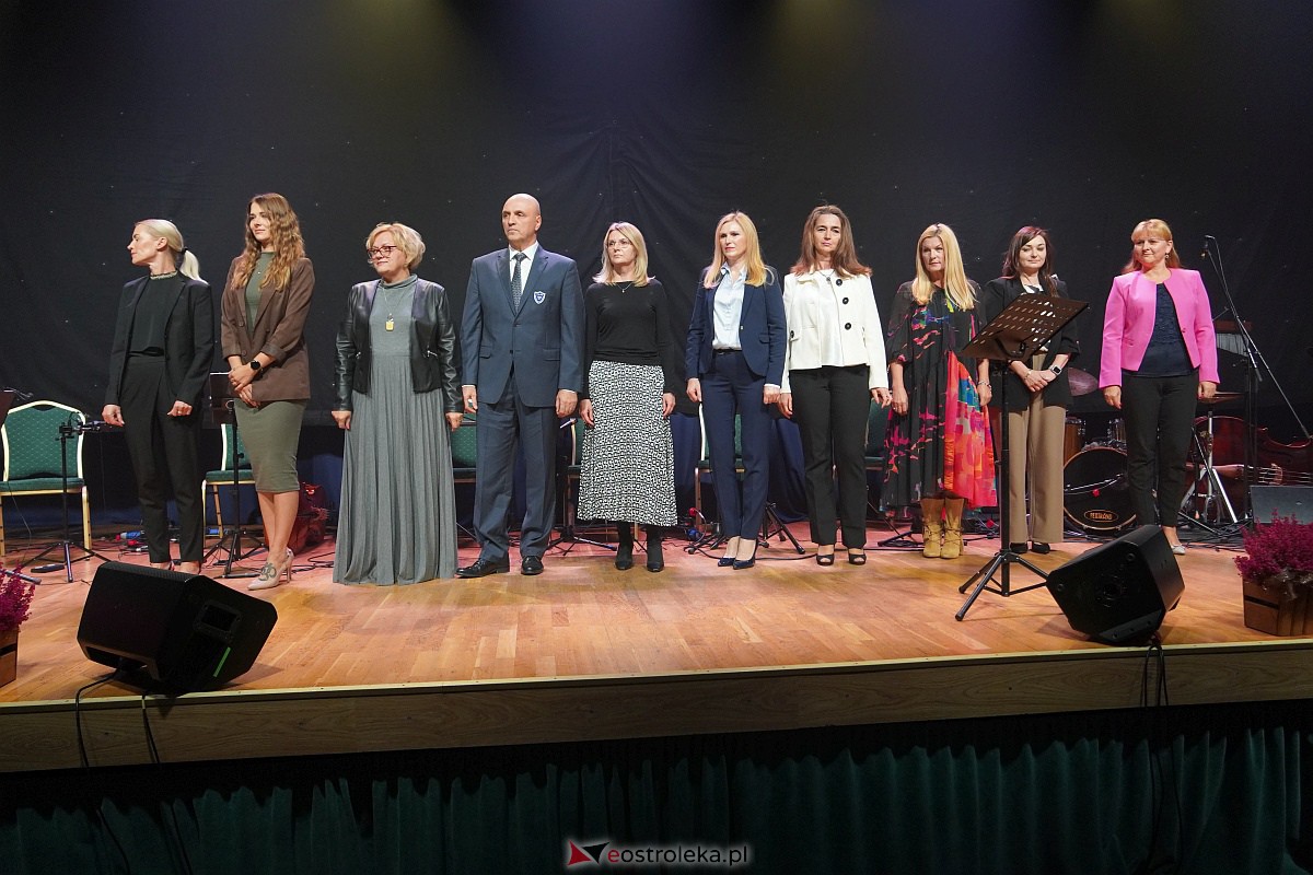Dzień Nauczyciela w Ostrołęce. Wyróżnienia i koncert Najpiękniejsze melodie świata[16.10.2023] - zdjęcie #106 - eOstroleka.pl