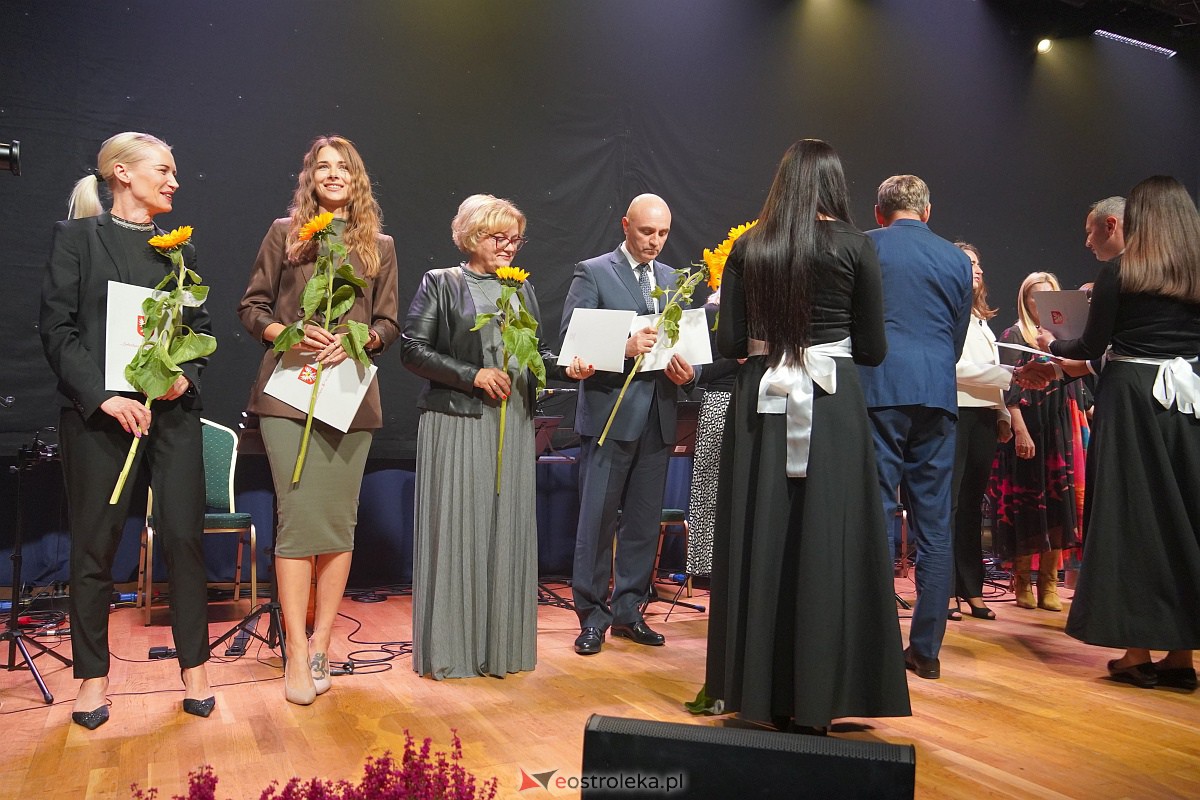 Dzień Nauczyciela w Ostrołęce. Wyróżnienia i koncert Najpiękniejsze melodie świata[16.10.2023] - zdjęcie #104 - eOstroleka.pl