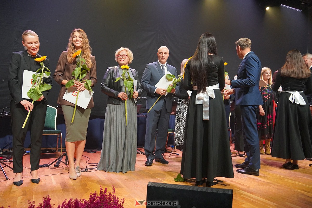 Dzień Nauczyciela w Ostrołęce. Wyróżnienia i koncert Najpiękniejsze melodie świata[16.10.2023] - zdjęcie #103 - eOstroleka.pl