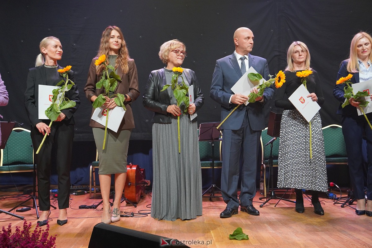 Dzień Nauczyciela w Ostrołęce. Wyróżnienia i koncert Najpiękniejsze melodie świata[16.10.2023] - zdjęcie #102 - eOstroleka.pl