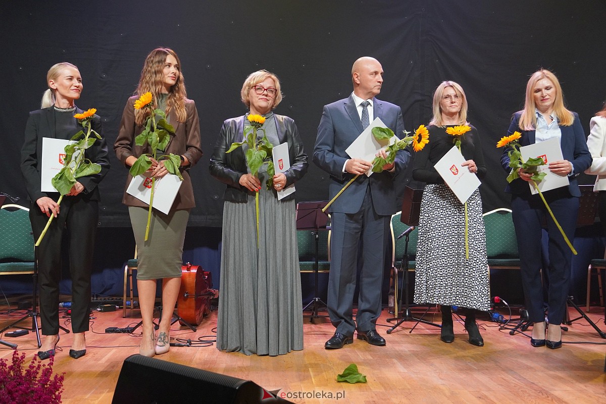 Dzień Nauczyciela w Ostrołęce. Wyróżnienia i koncert Najpiękniejsze melodie świata[16.10.2023] - zdjęcie #101 - eOstroleka.pl