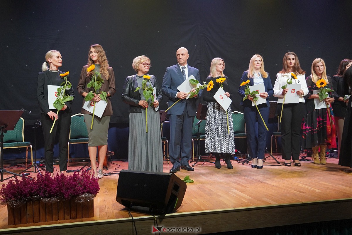 Dzień Nauczyciela w Ostrołęce. Wyróżnienia i koncert Najpiękniejsze melodie świata[16.10.2023] - zdjęcie #100 - eOstroleka.pl