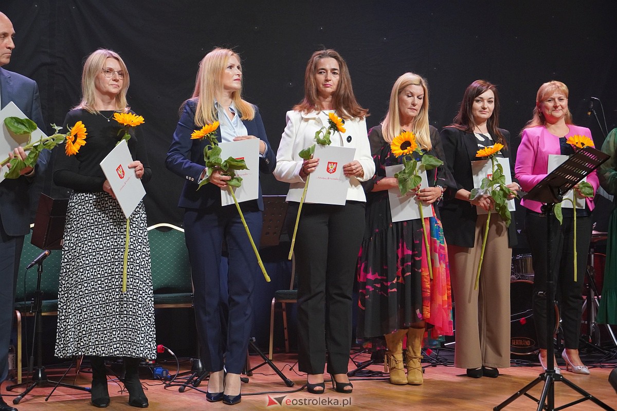 Dzień Nauczyciela w Ostrołęce. Wyróżnienia i koncert Najpiękniejsze melodie świata[16.10.2023] - zdjęcie #99 - eOstroleka.pl