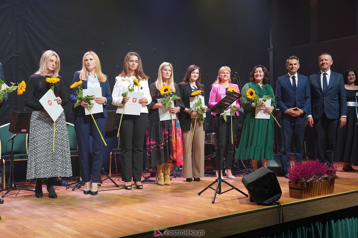 Dzień Nauczyciela w Ostrołęce. Wyróżnienia i koncert Najpiękniejsze melodie świata[16.10.2023] - zdjęcie #98 - eOstroleka.pl