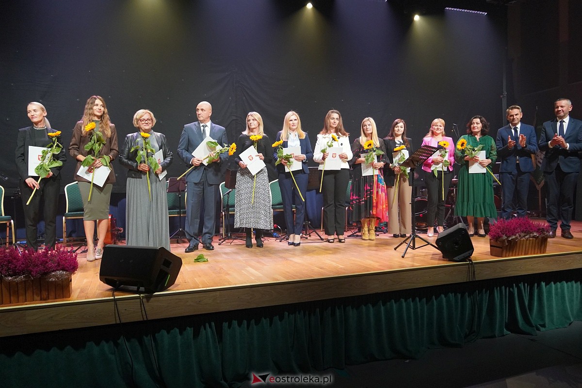 Dzień Nauczyciela w Ostrołęce. Wyróżnienia i koncert Najpiękniejsze melodie świata[16.10.2023] - zdjęcie #97 - eOstroleka.pl
