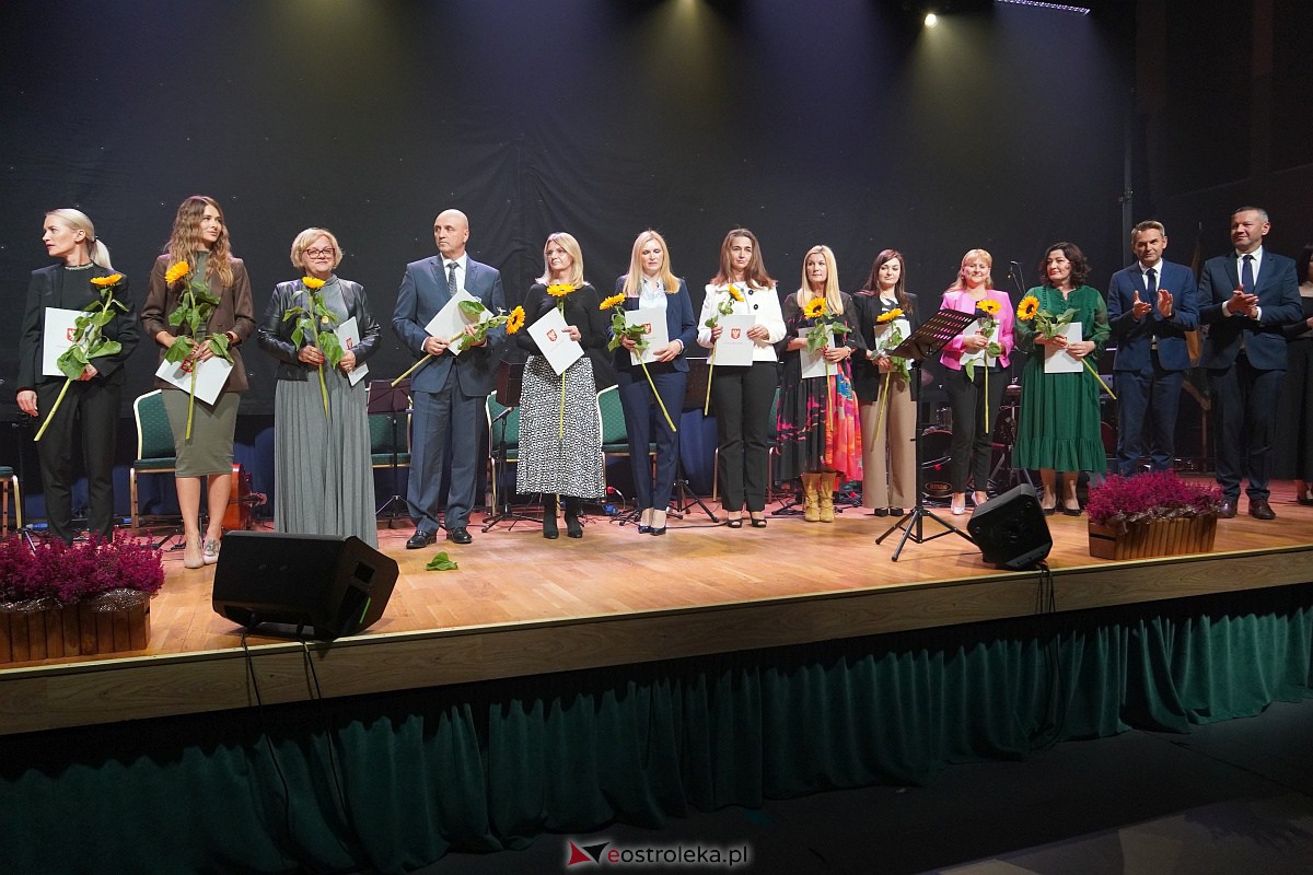 Dzień Nauczyciela w Ostrołęce. Wyróżnienia i koncert Najpiękniejsze melodie świata[16.10.2023] - zdjęcie #96 - eOstroleka.pl