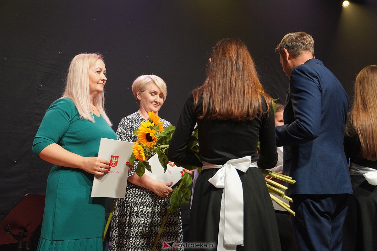 Dzień Nauczyciela w Ostrołęce. Wyróżnienia i koncert Najpiękniejsze melodie świata[16.10.2023] - zdjęcie #94 - eOstroleka.pl