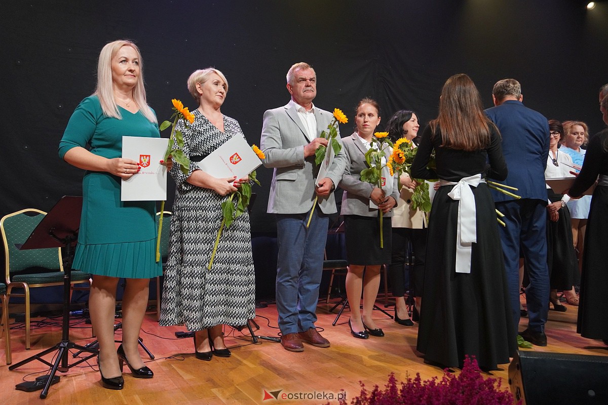 Dzień Nauczyciela w Ostrołęce. Wyróżnienia i koncert Najpiękniejsze melodie świata[16.10.2023] - zdjęcie #93 - eOstroleka.pl