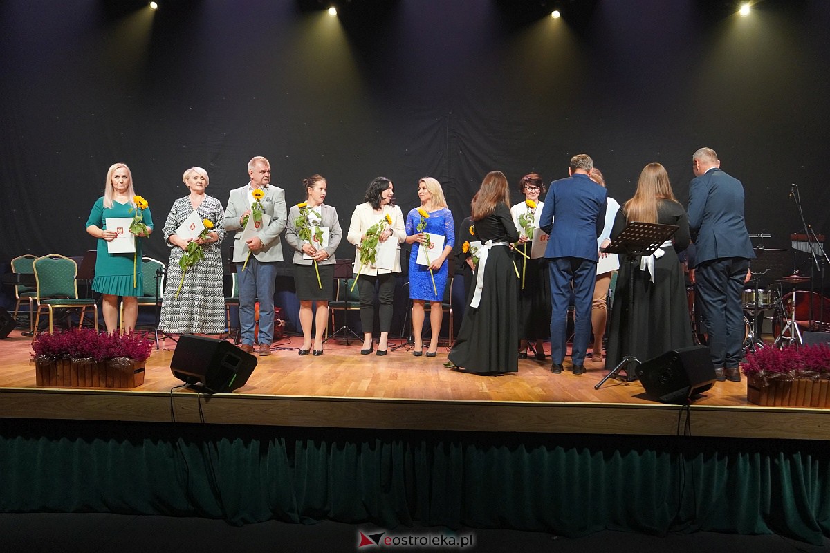 Dzień Nauczyciela w Ostrołęce. Wyróżnienia i koncert Najpiękniejsze melodie świata[16.10.2023] - zdjęcie #91 - eOstroleka.pl