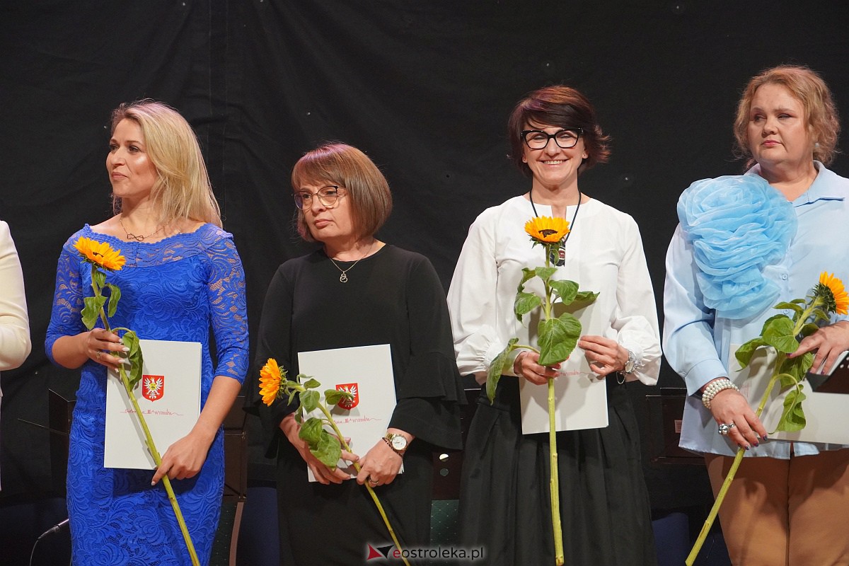Dzień Nauczyciela w Ostrołęce. Wyróżnienia i koncert Najpiękniejsze melodie świata[16.10.2023] - zdjęcie #88 - eOstroleka.pl