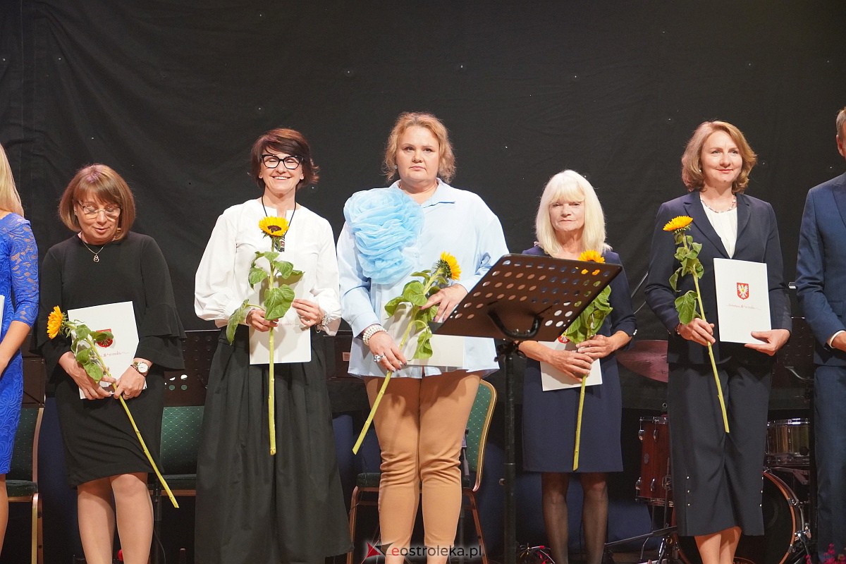 Dzień Nauczyciela w Ostrołęce. Wyróżnienia i koncert Najpiękniejsze melodie świata[16.10.2023] - zdjęcie #87 - eOstroleka.pl