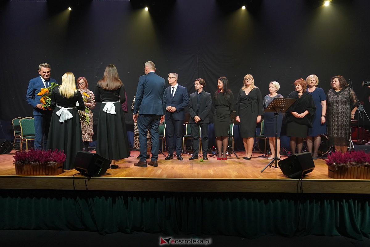 Dzień Nauczyciela w Ostrołęce. Wyróżnienia i koncert Najpiękniejsze melodie świata[16.10.2023] - zdjęcie #85 - eOstroleka.pl