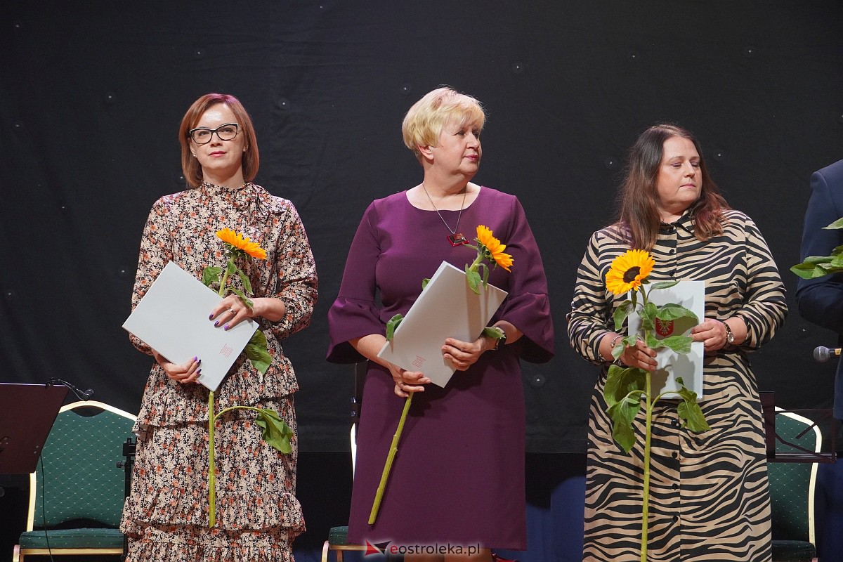 Dzień Nauczyciela w Ostrołęce. Wyróżnienia i koncert Najpiękniejsze melodie świata[16.10.2023] - zdjęcie #84 - eOstroleka.pl