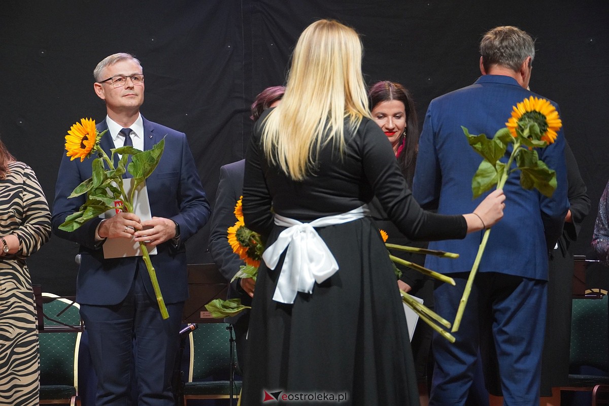 Dzień Nauczyciela w Ostrołęce. Wyróżnienia i koncert Najpiękniejsze melodie świata[16.10.2023] - zdjęcie #83 - eOstroleka.pl