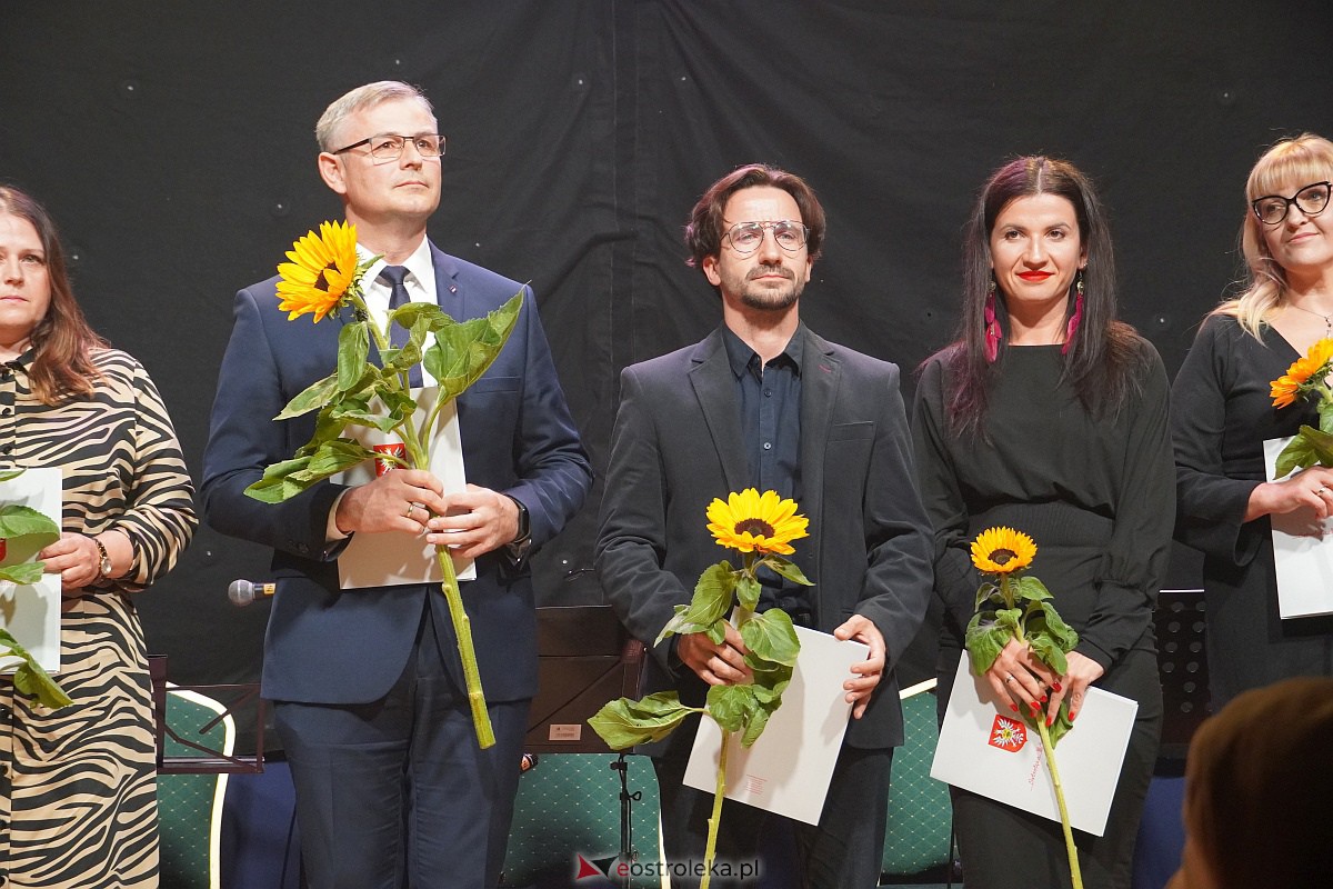 Dzień Nauczyciela w Ostrołęce. Wyróżnienia i koncert Najpiękniejsze melodie świata[16.10.2023] - zdjęcie #82 - eOstroleka.pl