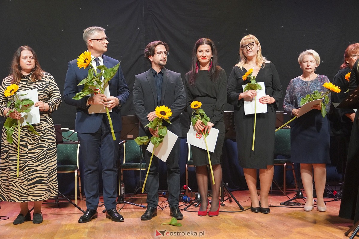 Dzień Nauczyciela w Ostrołęce. Wyróżnienia i koncert Najpiękniejsze melodie świata[16.10.2023] - zdjęcie #81 - eOstroleka.pl