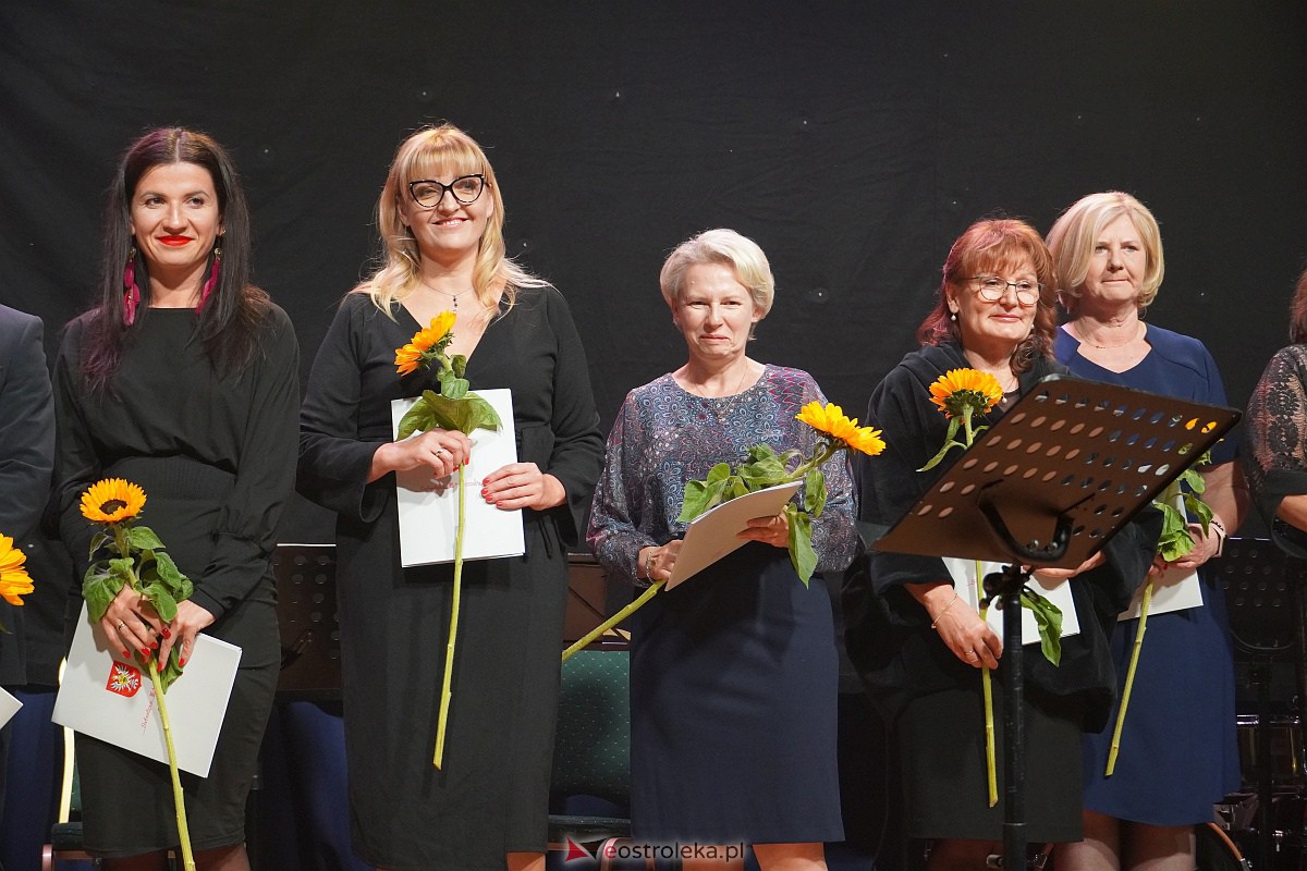 Dzień Nauczyciela w Ostrołęce. Wyróżnienia i koncert Najpiękniejsze melodie świata[16.10.2023] - zdjęcie #80 - eOstroleka.pl