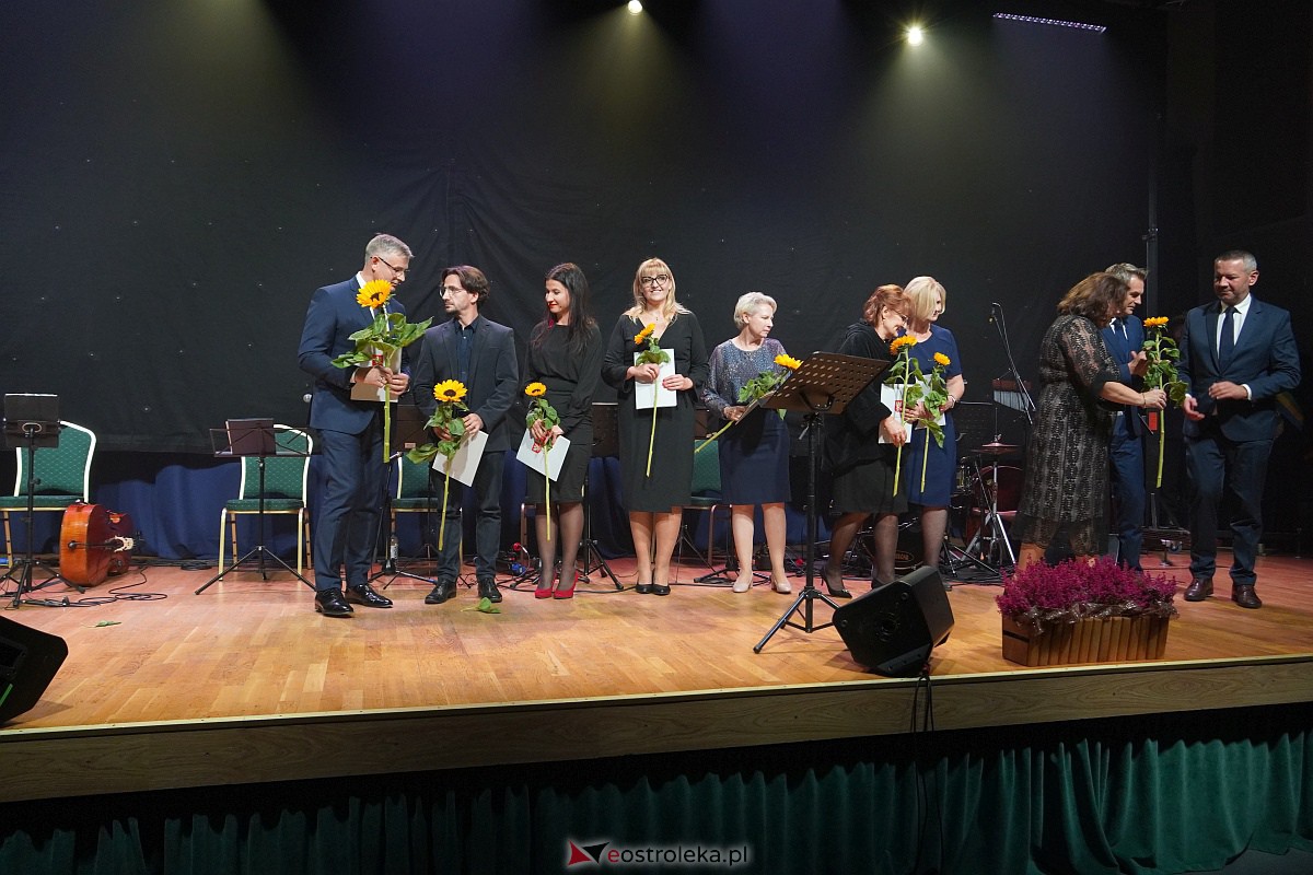 Dzień Nauczyciela w Ostrołęce. Wyróżnienia i koncert Najpiękniejsze melodie świata[16.10.2023] - zdjęcie #78 - eOstroleka.pl