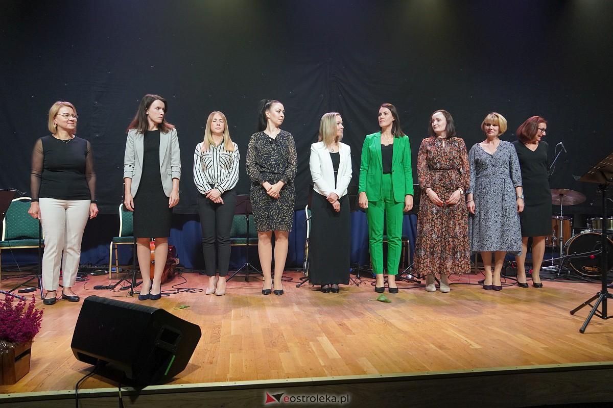 Dzień Nauczyciela w Ostrołęce. Wyróżnienia i koncert Najpiękniejsze melodie świata[16.10.2023] - zdjęcie #77 - eOstroleka.pl