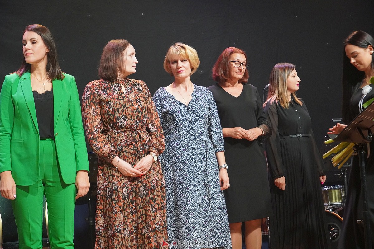 Dzień Nauczyciela w Ostrołęce. Wyróżnienia i koncert Najpiękniejsze melodie świata[16.10.2023] - zdjęcie #76 - eOstroleka.pl