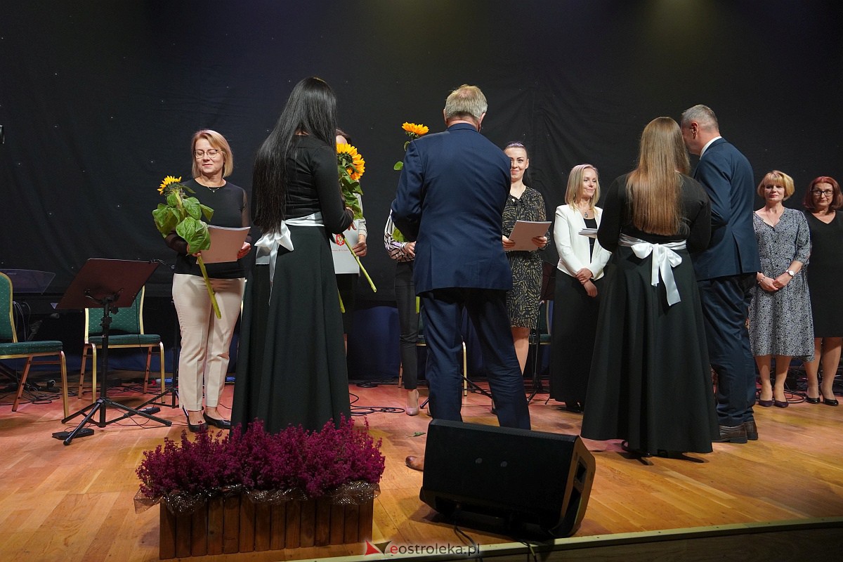 Dzień Nauczyciela w Ostrołęce. Wyróżnienia i koncert Najpiękniejsze melodie świata[16.10.2023] - zdjęcie #75 - eOstroleka.pl